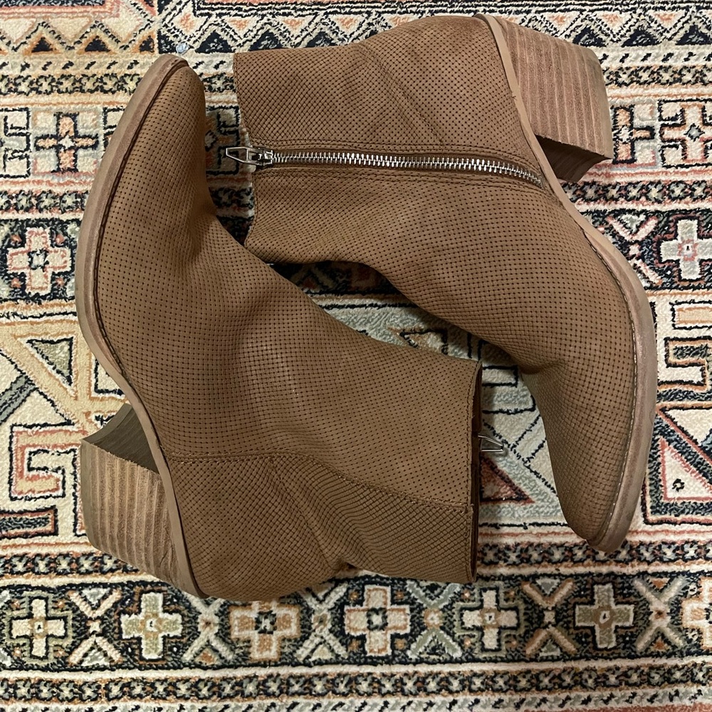 Size 9.5 Dolce Vita Booties